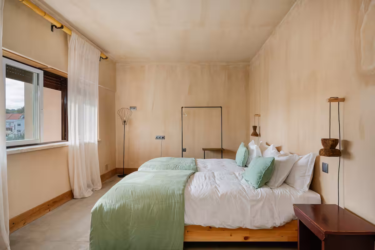 The living room of a Sprinta villa, set for ten