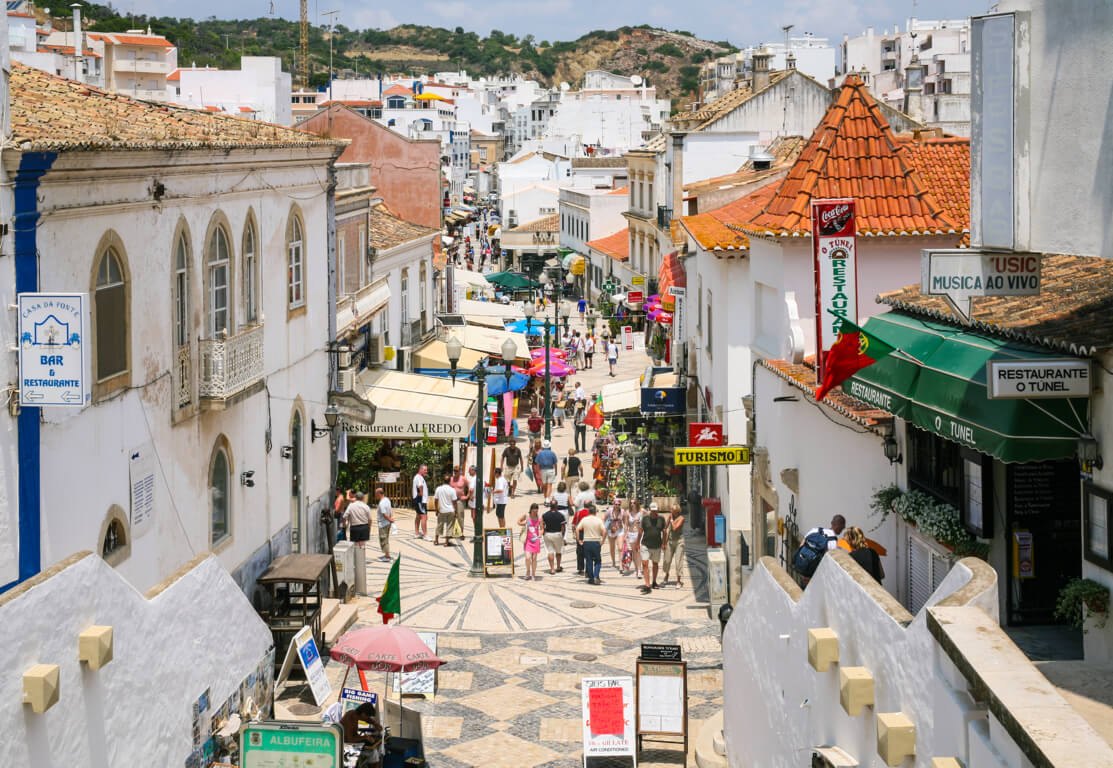 Giorno 02 · Corsa sul mare e Algarve da vivere