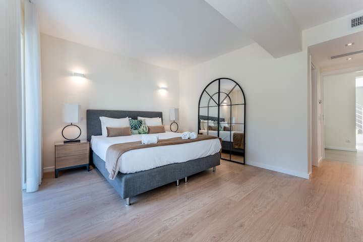 Camera 02, letto king, bagno privato
