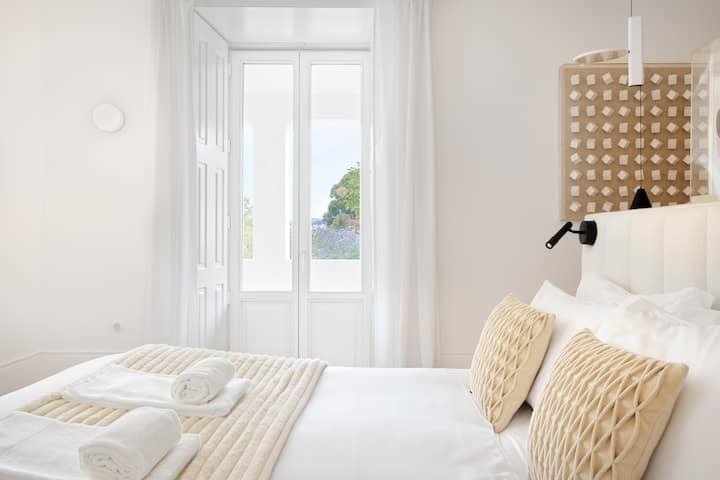 Stanza 05, letto matrimoniale, portafinestra