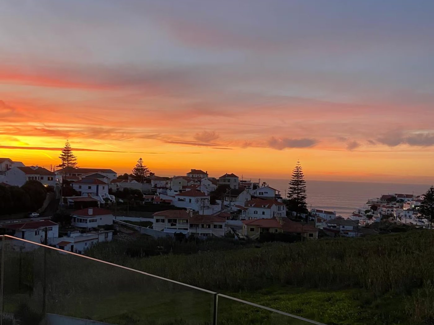 La vista su Azenhas do Mar al tramonto
