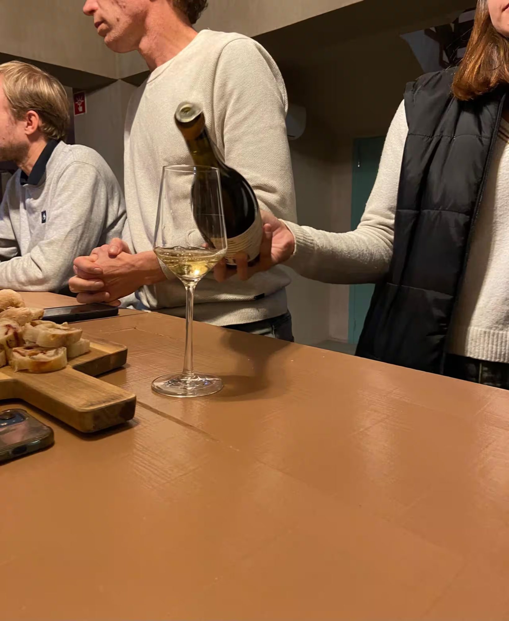 La tavola la sera, mentre il vino gira