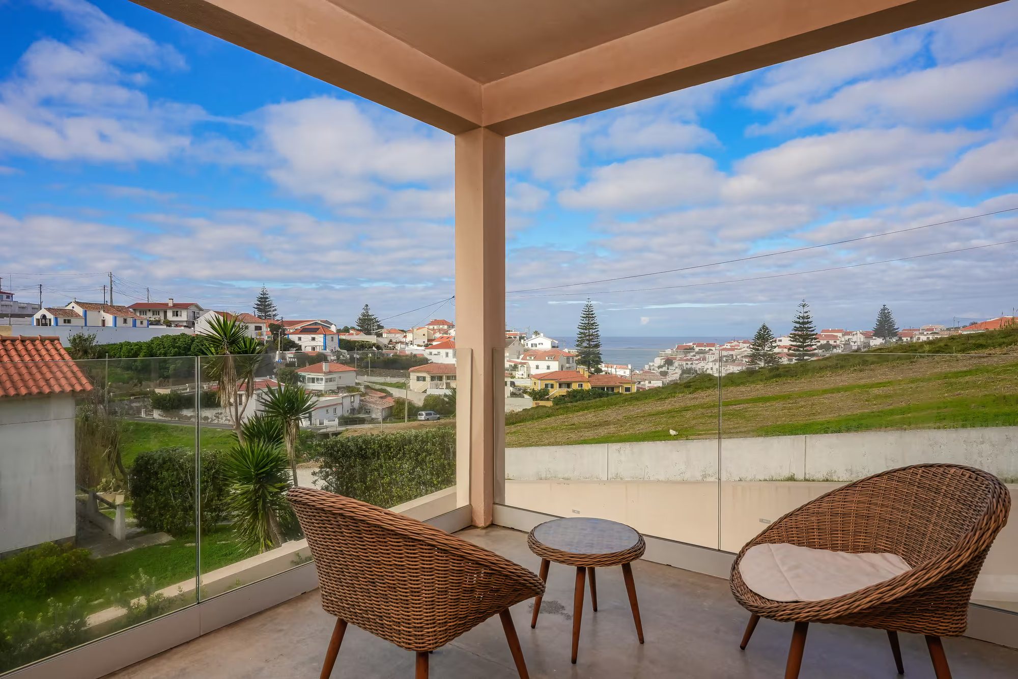 La terrazza sulla costa di Azenhas do Mar, l’Atlantico dietro